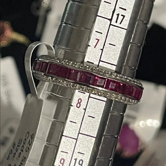 Dazzling Silver and Pink Gemstone Ring - Picture 10 of 10